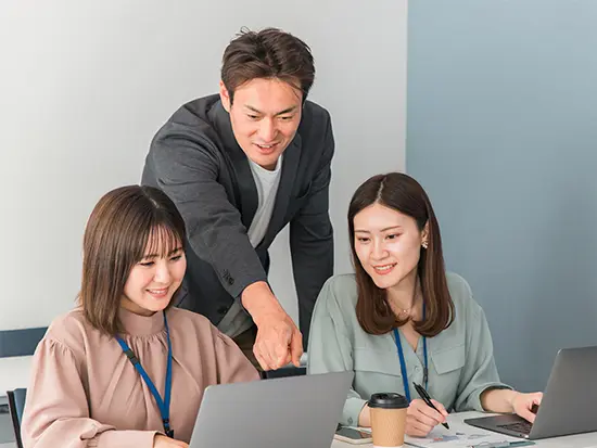 社会人・営業デビューも応援！マンツーマンの教育体制でしっかりサポートするのでご安心ください◎