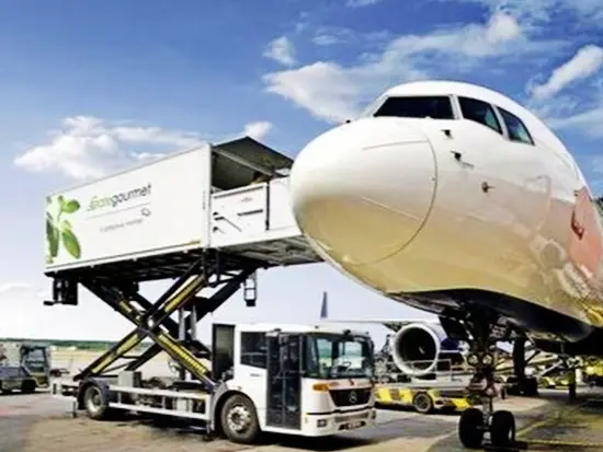 一般の方が入れない空港の裏側、航空機のすぐそばで働く特別な職場です。