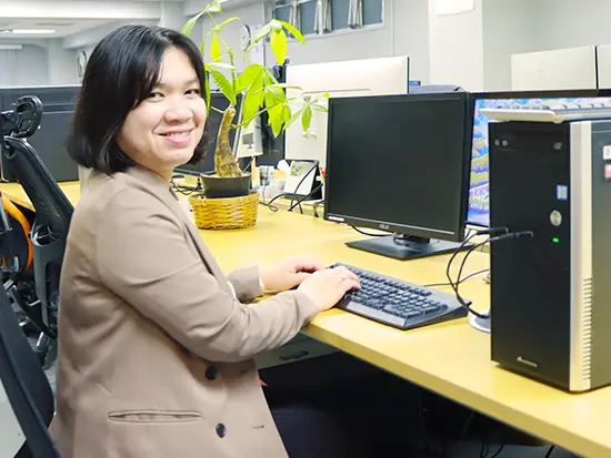 働く時間を調整しやすく、メリハリのある働き方が可能。残業は月5h程度とほぼ定時で退勤できます。