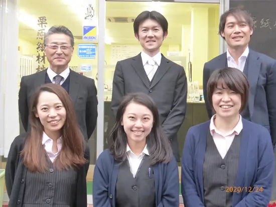 一緒に働く社員です！数年前の写真ですが、全員在籍し続けています◎