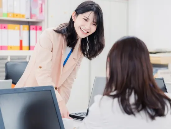 残業は月5時間以内。チームで分担しながら進めるため、無理なく続けられる落ち着いた職場です。