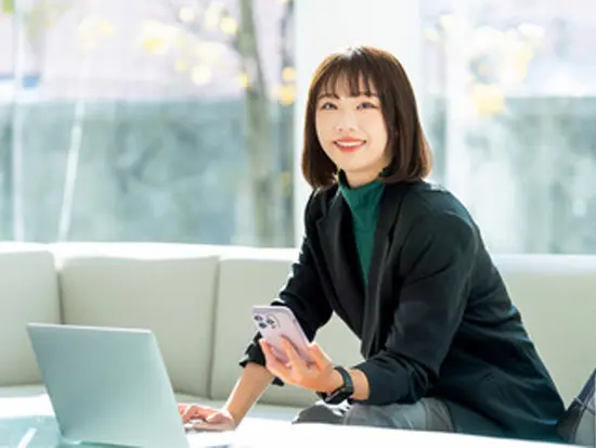 営業は既存中心で未経験でも安心、事務はコツコツ業務中心。どちらも無理なく始められる環境です。