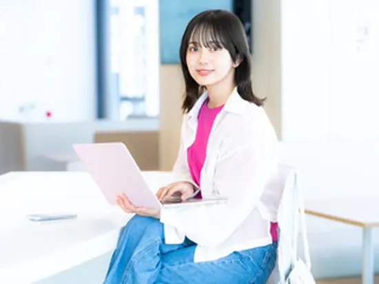 営業は提案や商品開発にも関われ、事務は柔軟な働き方が可能。自分らしいキャリアを築けます。