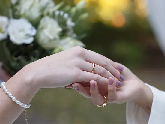 毎日に寄り添い、暮らしを彩る。上質なアクセサリーや服飾雑貨で、お客様へ華やかさをお届けします。