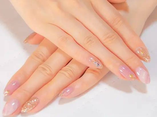 ネイル・髪形自由！美容室割引制度もあり、自分磨きをしながら働けます♪