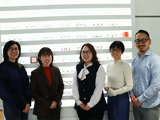 完全週休2日制で残業も月10h程度。私服・髪型自由でオシャレを楽しみながら、自分らしく活躍できます。