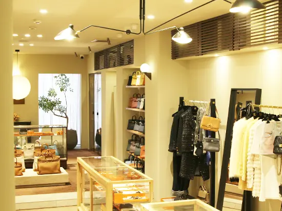 ◆◆1号店の様子◆◆CHANEL・HERMES等を取り扱う店舗。20代～50代まで幅広い年齢のお客様が来店されます。