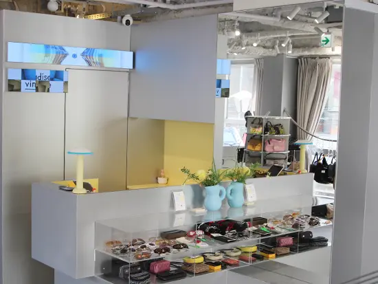 ◆◆2号店の様子◆◆LOEWE/PRADA等を取り扱う店舗。若者向けのデザインを多く取り揃えています。