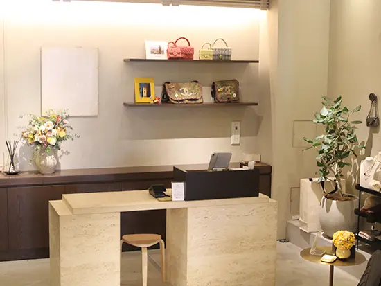 スタッフは20代～30代まで幅広く活躍中。ネイル・髪色は自由のため自分らしさを大切にできます。