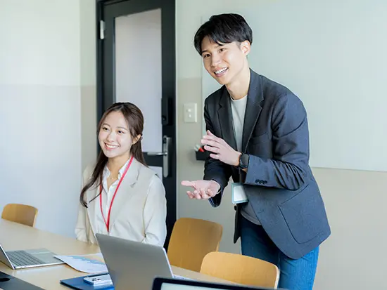 面倒な社内調整や無駄な会議はゼロ！上司にサッと相談するだけで即決するスピーディーな環境です◎