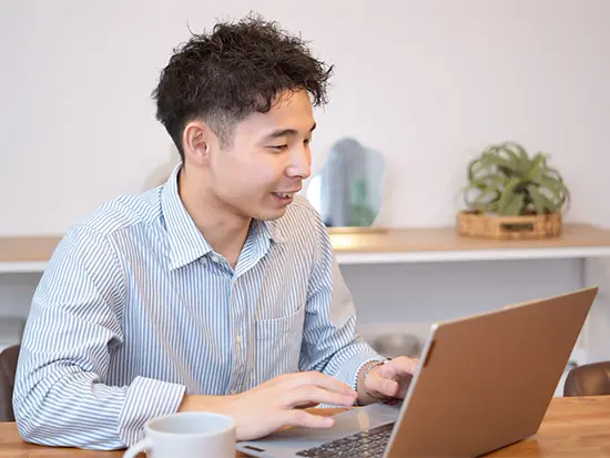 残業月5時間程・7連休あり・リモート案件ありなど、長く働ける環境です◎