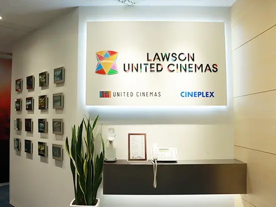 本社オフィスには、映画作品のポスターやパンフレットが至るところに。映画好きの方はワクワクできるはず。
