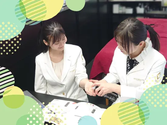 化粧品知識からご提案の仕方まで学べる3カ月間の研修をご用意しています。