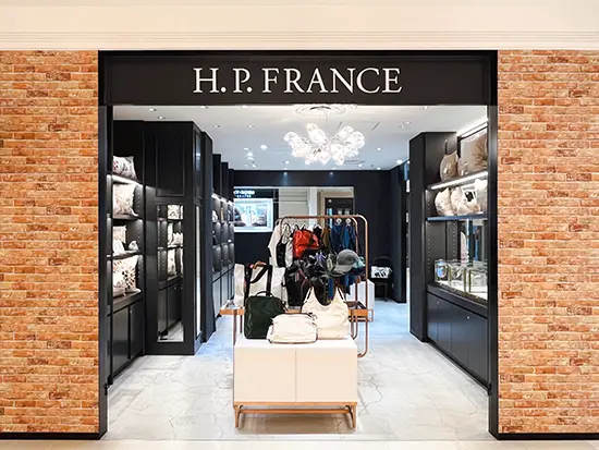 世界中から多様なブランドをセレクトし、独自の世界観を築いております。現在は全国に約30店舗展開中。