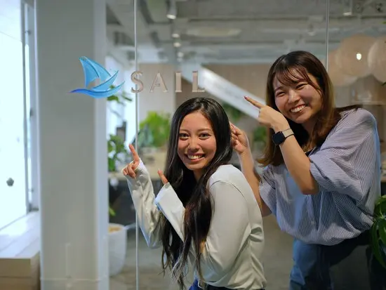 《20代⼥性が活躍中！》積極的にコミュニケ ーションを図り、明るい雰囲気の職場です。