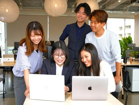 《未経験⼊社100％！》分からないことがあ れば、先輩たちに気軽に質問してください。