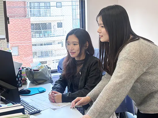 社歴や部署の垣根を越えてコミュニケーションも活発！こうした社内環境も働きやすさの秘訣！