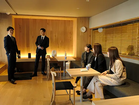ほっと一息つけるカフェスペースをご用意。休憩時間にお昼をここで食べる社員も多数！