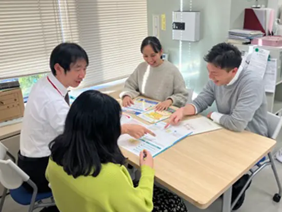 常に職員同士で連携してお仕事を進めます。デスクワーク未経験でも、丁寧にお教えするのでご安心ください！