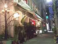 近くにはレストランやカフェが多数。ランチの時間も楽しめます