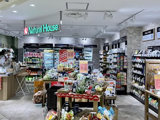 扱う商品の原材料は、できる限り遺伝子組み換えでないものを使用。素材にこだわった商品展開をしています。