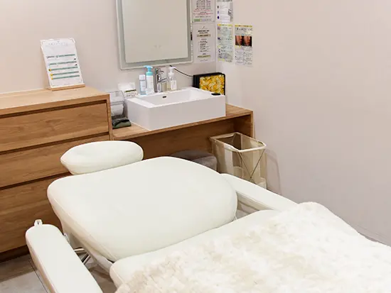 【銀座の洗練された空間】ファスト美容とは一線を画す落ち着いた個室で、本質的なオーダーメイド提案を。