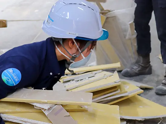 重い資材は重機を使ったり、男性が積み上げたりしてくれるので、体力的な負担は少なめです。