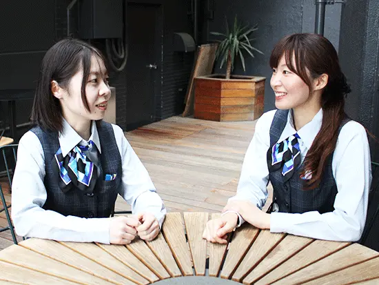 院内にはカフェが併設されています。休憩時間にコーヒーを飲みながらゆったり過ごせます♪