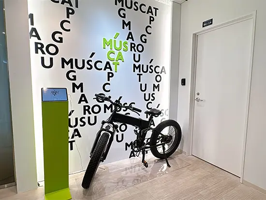 トレンドを生み出す洗練されたオフィス。自社ブランドの電動アシスト自転車がエントランスの目印です。