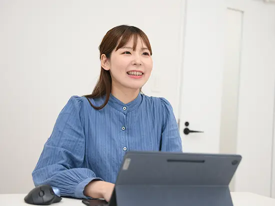 フラットだから、発言に階層なし。意見に肩書なし！