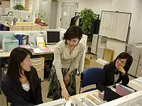 女性が多く華やかな雰囲気。てきぱきと仕事をする姿が印象的です