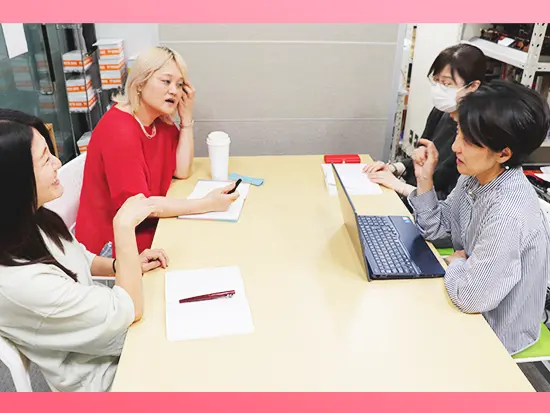 女性メンバーが活躍中。業務はテキパキ進める一方、和気あいあいとした空気も特徴です。