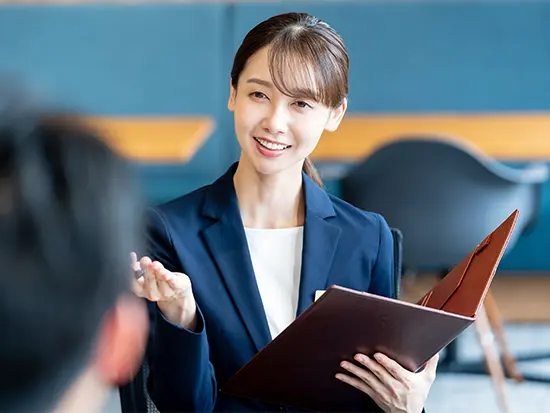 人と品物をつなぐ架け橋になる仕事です