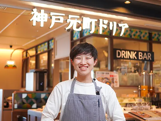 暖色系の明るい店内で、スタッフ同士協力し合いながら楽しく働いています！