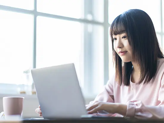 未経験でも数ヶ月間じっくり手順を学べる環境。PCの基本操作ができれば、先輩が優しく並走して育てます。