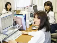 明るいクリーンで働きやすいオフィス環境づくりを心がけています