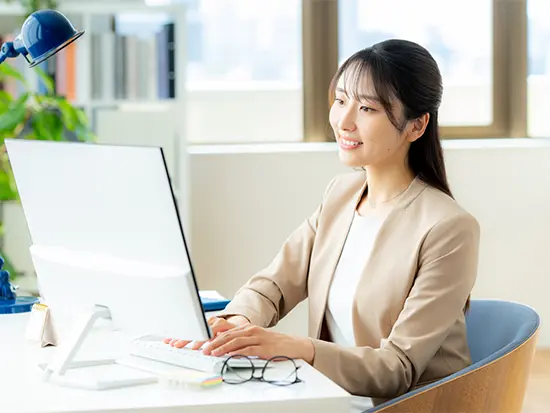 【エンジニアの契約サポート】業務を通じてIT業界の契約スキルや事務処理能力が実践的に身につく環境です。