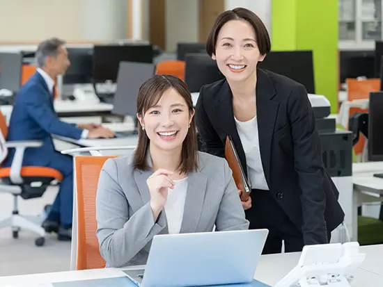 【年末調整チームの運営スタッフ】1年の業務スケジュールがあり、業務の変化を楽しめるポジションです。