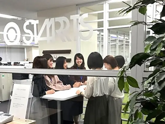 ミーティングの様子です。産育休あり・残業ほぼなし・キャリアアップ応援など女性が長く活躍できます！