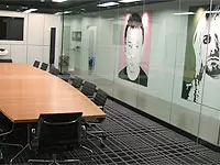 会議室にもセンスを利かせた空間が広がっています。