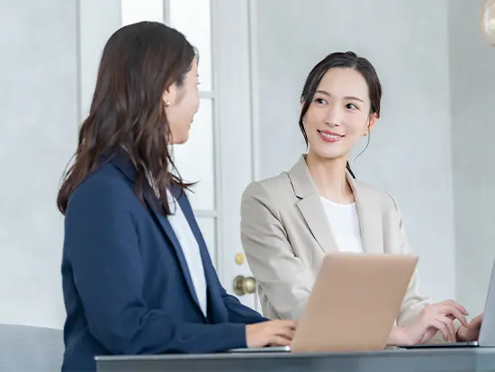 研修は座学・OJTを含めて3か月～6か月を予定。システム面を含めてご教示するので、業界知識はいりません！