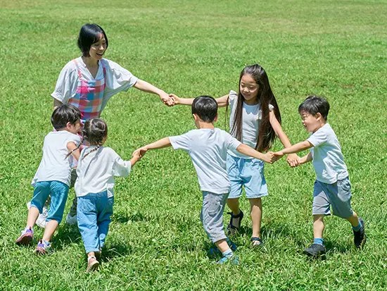 子どもと関わる大人の笑顔が、子どもの笑顔をつくる。働くスタッフの幸福や成長も本気で支えるNPO法人。