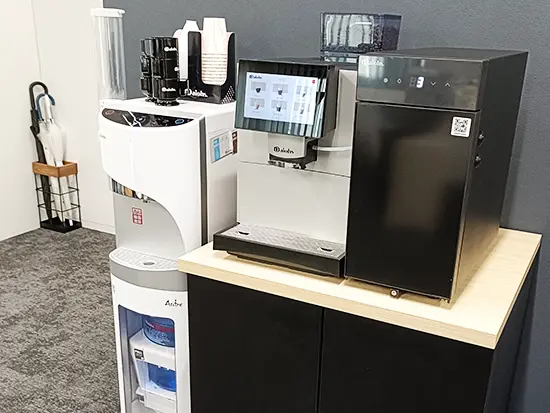 オフィスにはコーヒーメーカーやウォーターサーバーもご用意。リフレッシュのためにご利用ください！