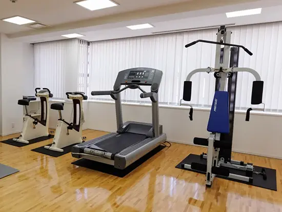 社内にトレーニング＆シャワールーム完備！仕事終わりに体を動かして、スッキリ気持ちよく退社できます◎