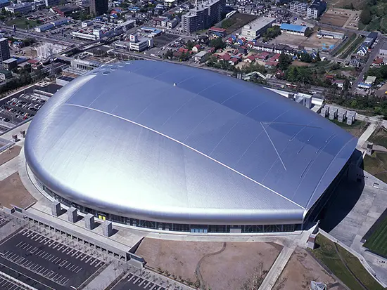 主力商材「パーフェクトルーフ」は、札幌ドームをはじめ6000棟以上の建築物に使用されています！