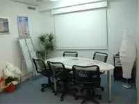 大型スクリーンを使ってプレゼンの練習もできる会議室。
