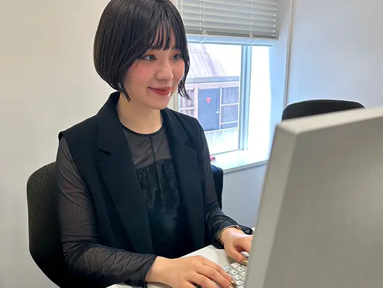 働きやすい「内勤」のお仕事です。結婚・出産を経て活躍する社員も多数！時短勤務も可能です。