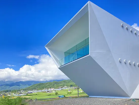 特徴的な白い建物の体験館。国内外の数々の建築・デザイン賞に入賞しています。