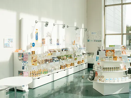 ハナマルキ商品に加え、みそ作り体験館のオリジナルグッズも販売！みそ作り体験の思い出を彩るお仕事です。