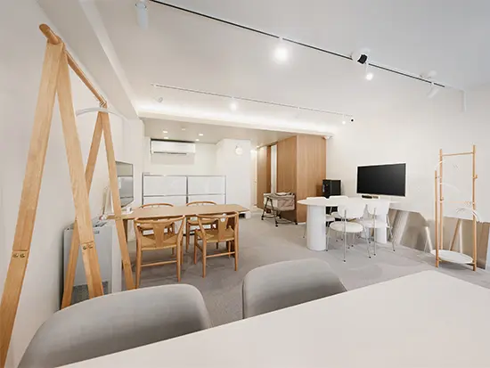 残業はほぼゼロで定時退社が可能。完全週休2日＆有休消化率8〜9割と私生活とメリハリをもって働けます。